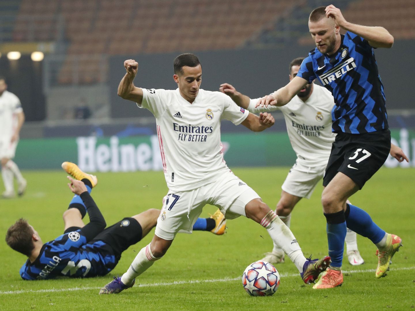 Lucas Vázquez en el partido contra el Inter de Milán en San Siro. (Efe)