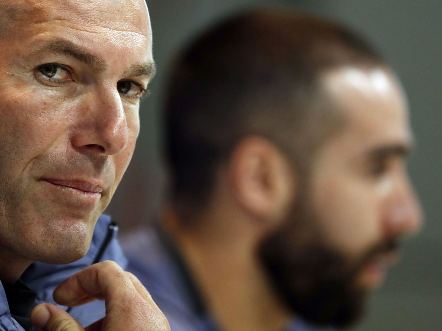 Zidane con Carvajal en una rueda de prensa. (Efe)