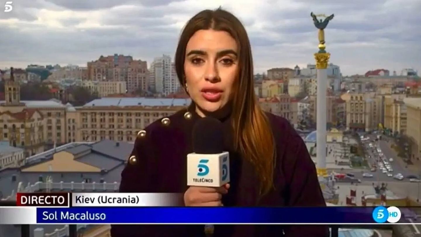 La reportera Sol Macaluso, en conexión con 'Informativos Telecinco'. (Mediaset)