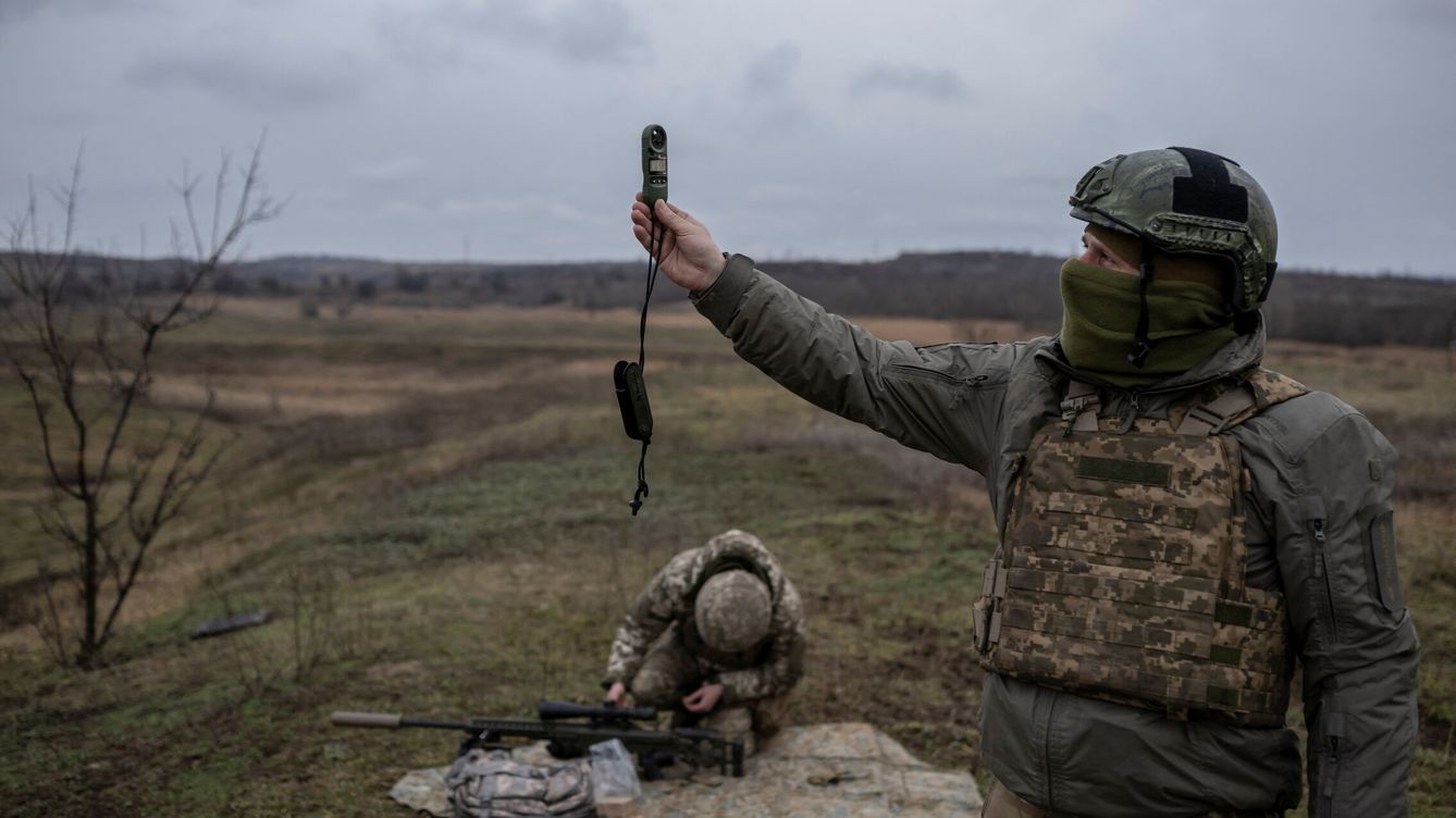 Foto: Un francotirador del ejército ucraniano comprueba la velocidad del viento en un campo de tiro cercano a una línea del frente. (Reuters/Viacheslav Ratynskyi)