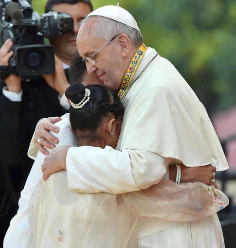 Foto: Glyzelle abraza al Papa. (Efe)