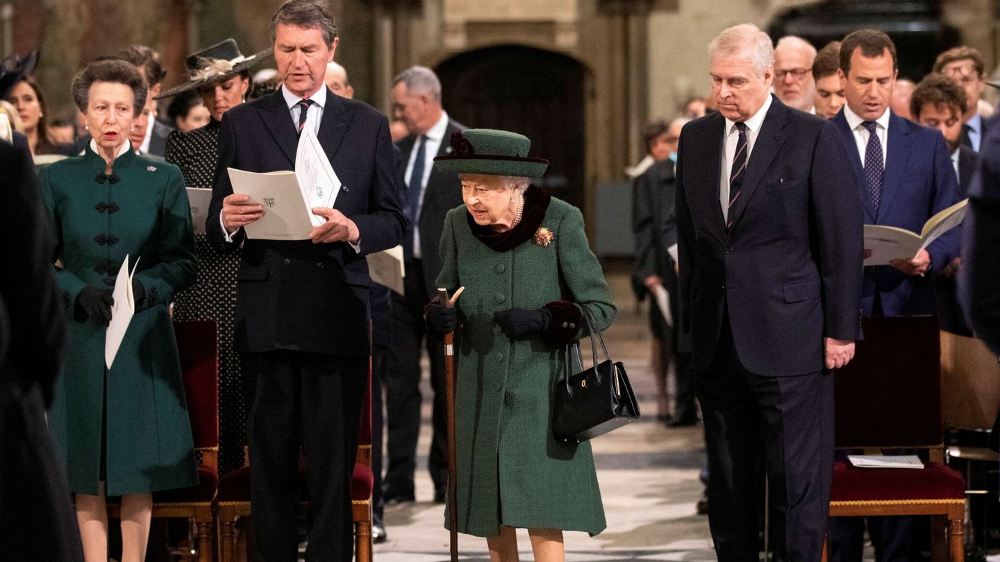 La reina Isabel, junto a su hijo Andrés en su última aparición. (Reuters/Pool/Richard Pohle)