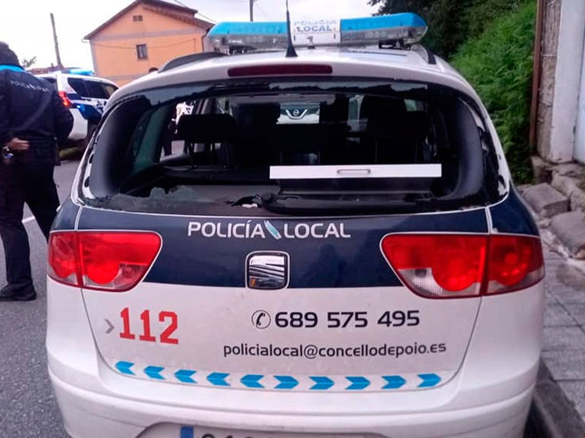 Foto: Así quedó uno de los coches de la Policía Local de Poio (Foto: Facebook) 