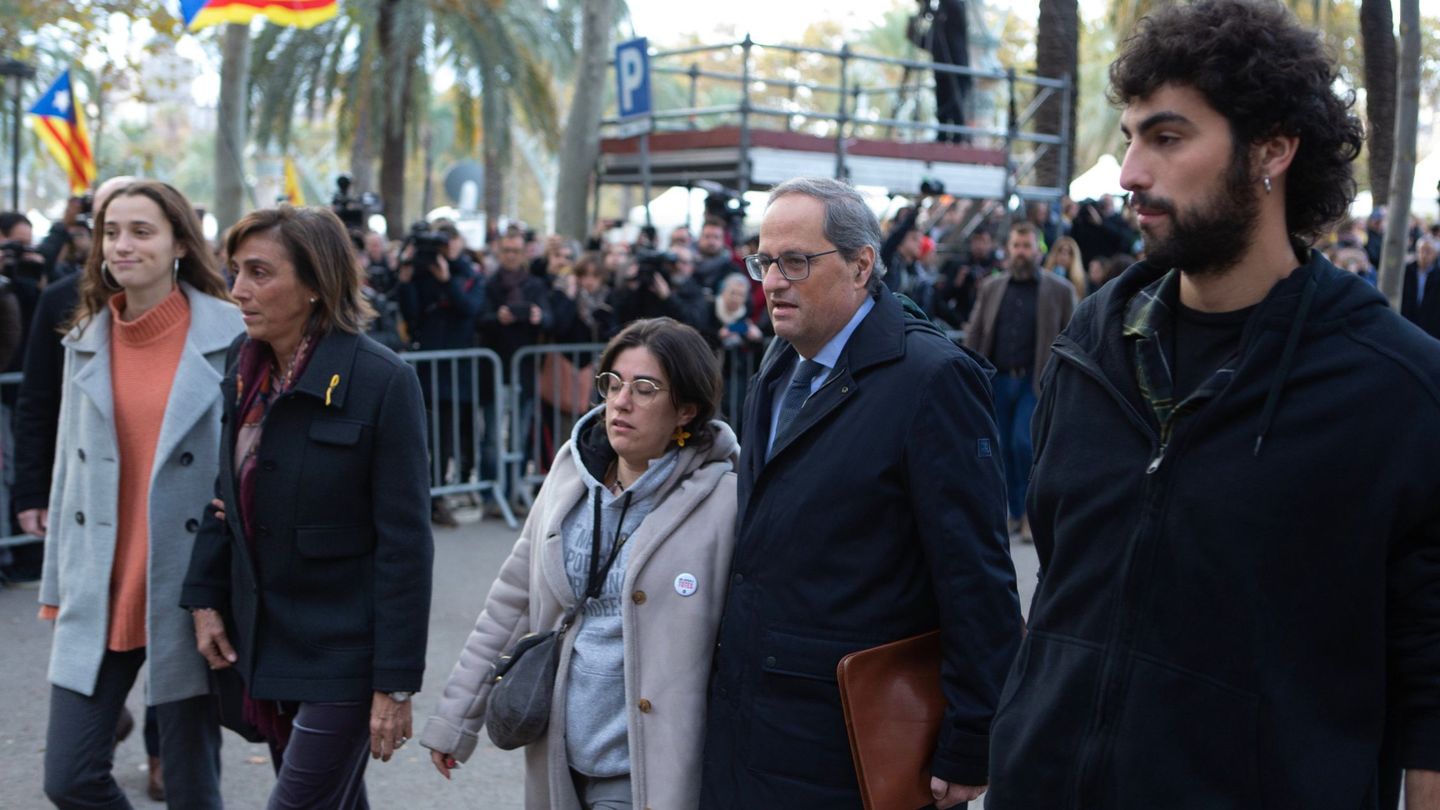 El presidente de la Generalitat de Cataluña, Quim Torra, con su mujer e hijos, llega al Tribunal Superior de Justicia de Cataluña. (EFE)