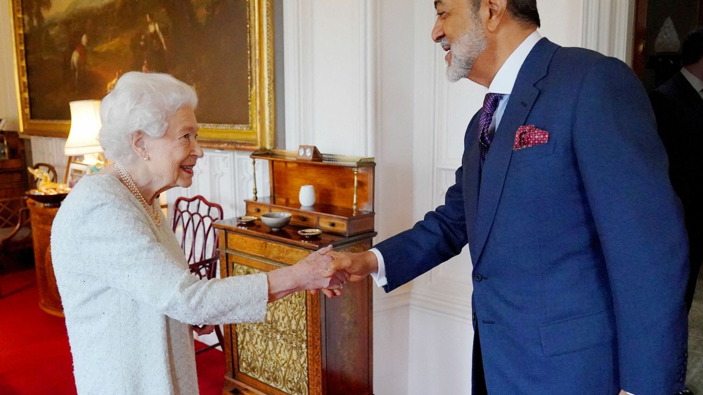 Una de las últimas imágenes de la reina, recibiendo al sultán de Oman. (Reuters)