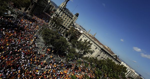 Foto: Vista general de la manifestación convocada por Societat Civil Catalana en Barcelona. (EFE)