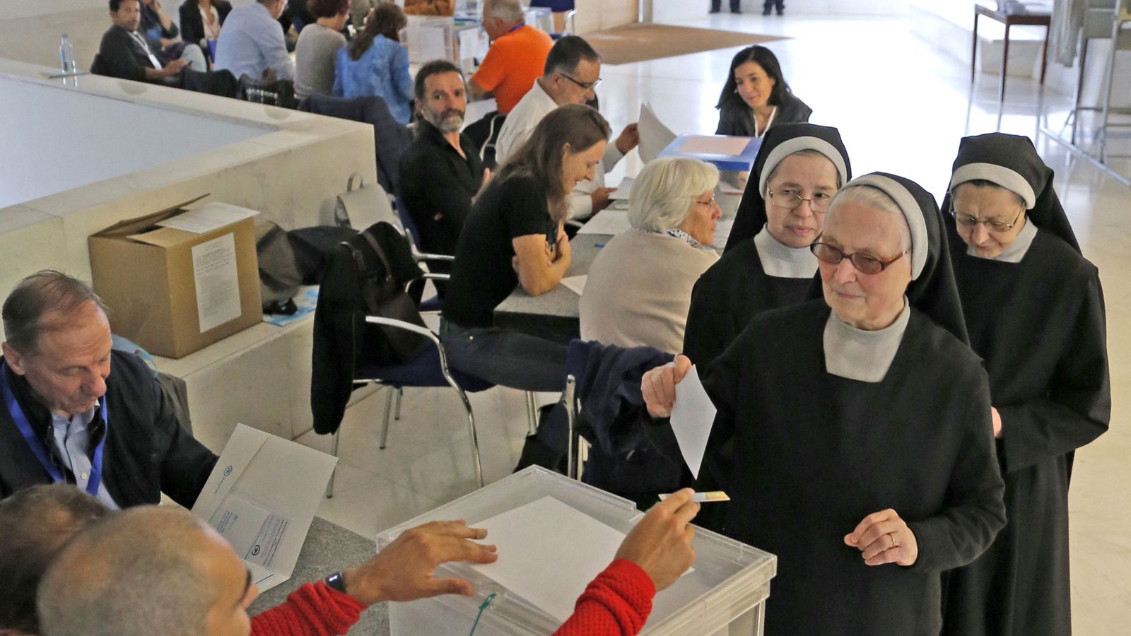 Foto: Anécdotas de las elecciones vascas y gallegas. En la foto, unas monjas votan en Santiago de Compostela (EFE)