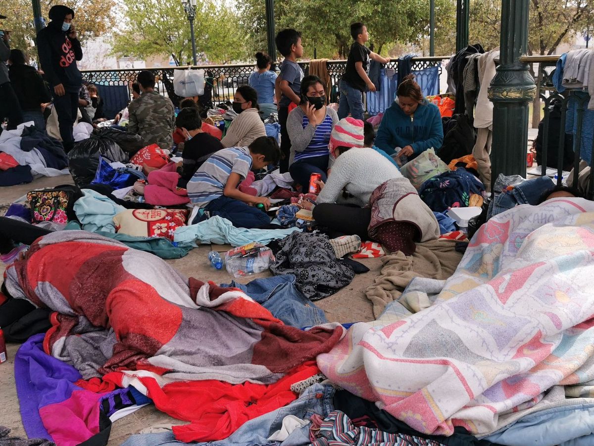 Foto: Migrantes centroamericanos deportados permanecen instalados en México. (EFE) 