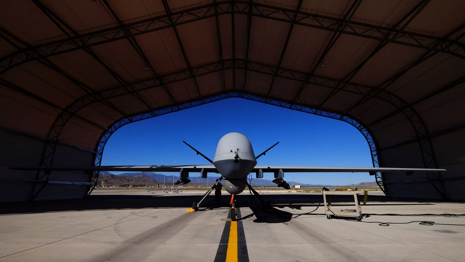 Foto: Un dron de la fuerza aérea estadounidense en un hangar de la base Creech, en Nevada. (Reuters)