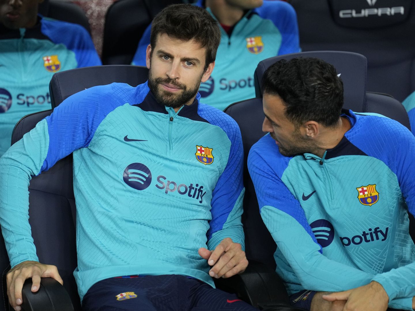Gerard Piqué, junto a Sergio Busquets, en el banquillo del Camp Nou. (EFE/Alejandro García) 