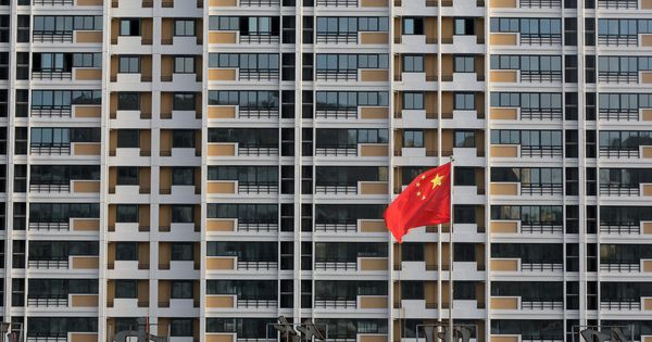Foto: La bandera de China ondea delante de un edificio del país asiático. (Reuters)