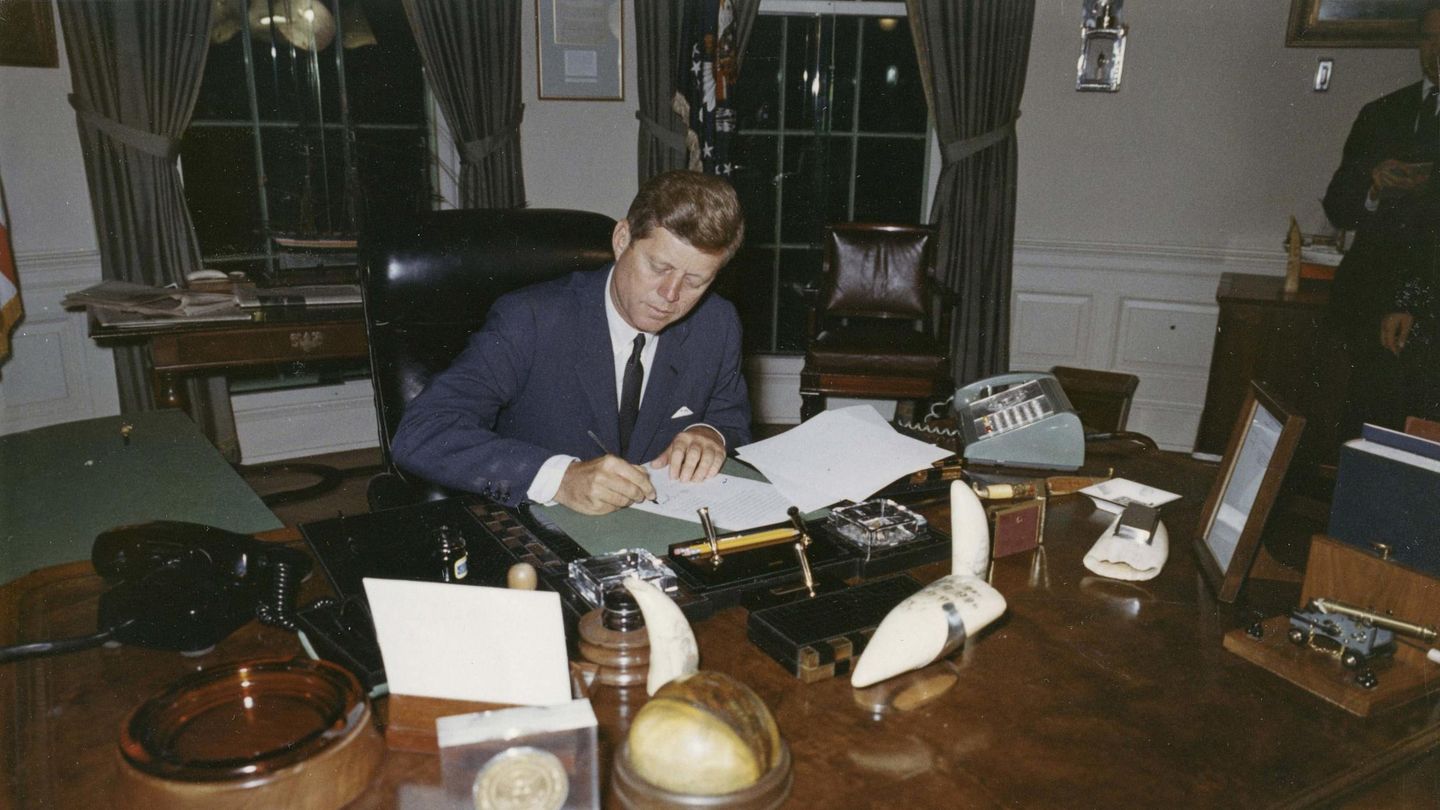 Kennedy firmando la orden del bloqueo de los misiles soviéticos a Cuba. (Reuters)