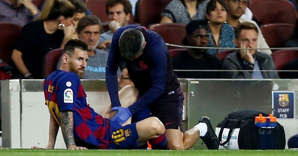 Foto: Messi fue atendido a la media hora de partido, pero aguantó hasta el descanso. (EFE)