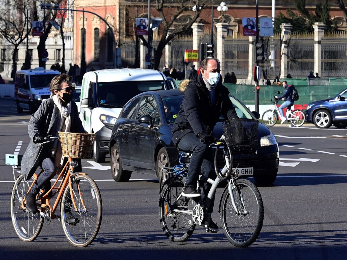 Foto: Dos ciclistas por Madrid. (EFE/Víctor Lerena)