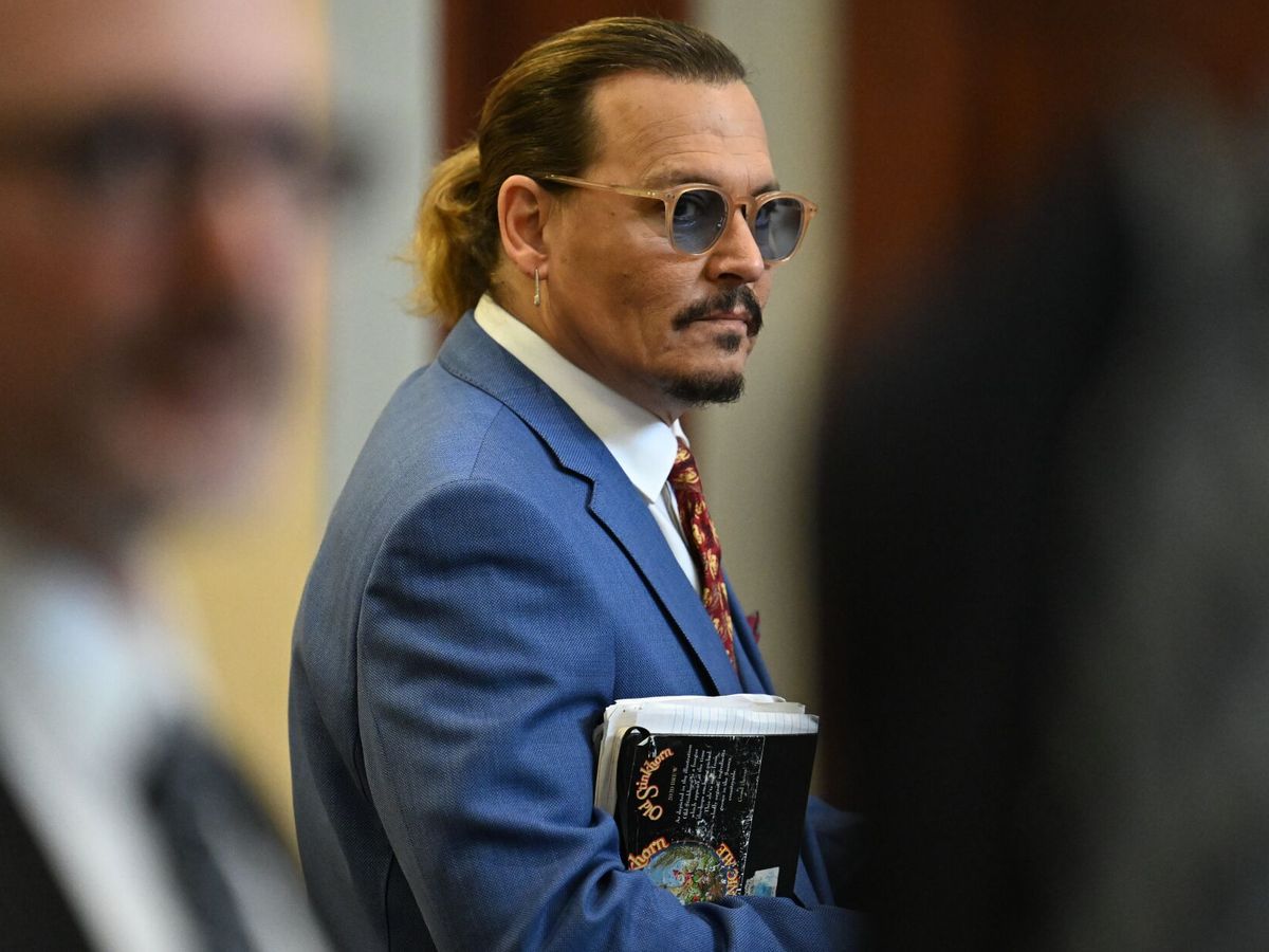 Foto: Johnny Depp, durante su juicio contra su exmujer Amber Heard en Fairfax, Virginia. (EFE/EPA/Jim Watson)