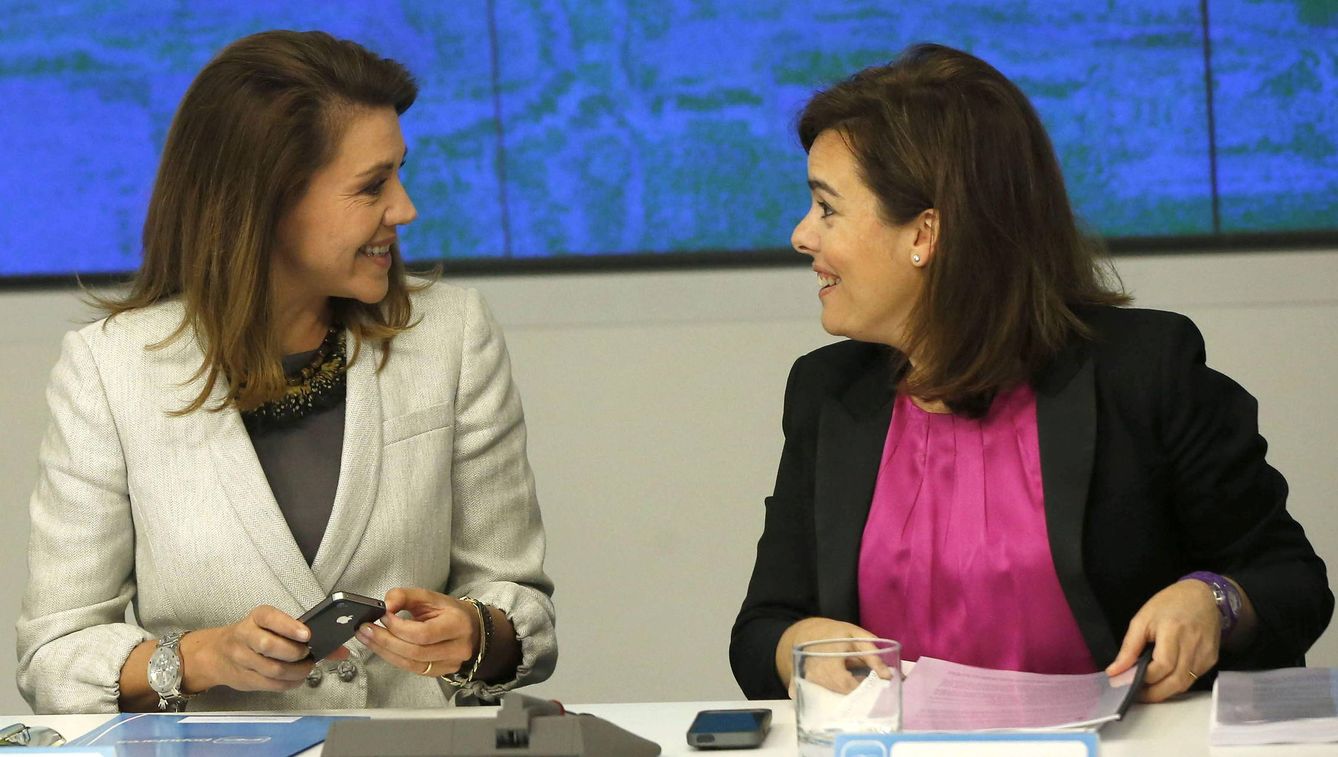La secretaria general del PP María Dolores de Cospedal (i) junto a la vicepresidenta Soraya Sáenz de Santamaría. (EFE)