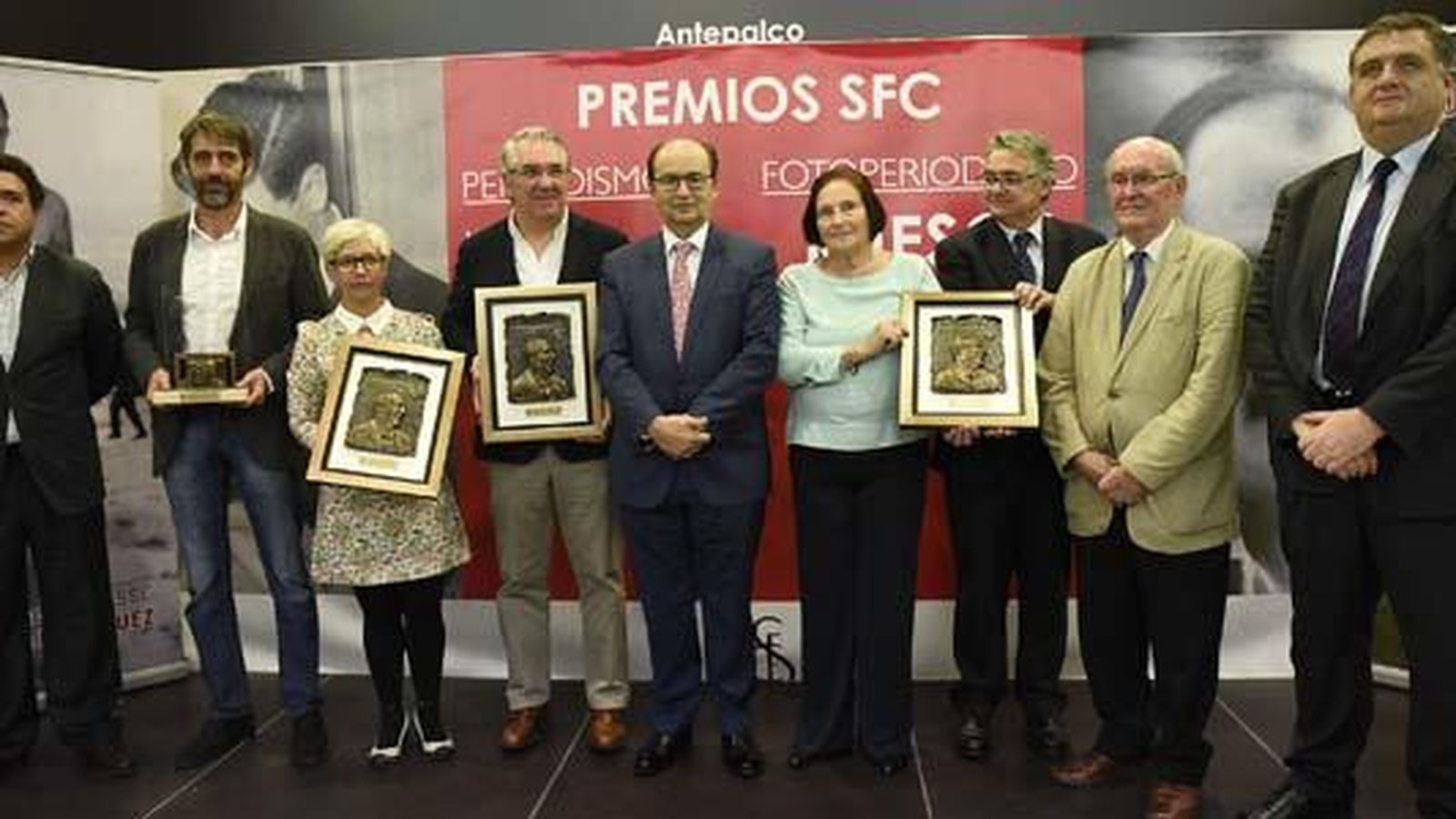 Foto: Nuestro compañero José Manuel García, a la derecha de José Castro, presidente del Sevilla, fue premiado por un artículo publicado en El Confidencial (FOTO: sevillafc.es)