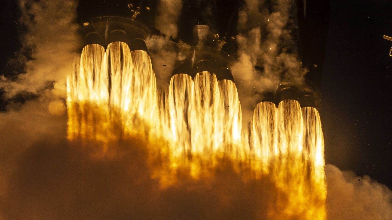 Foto: Los motores de un cohete SpaceX Falcon Heavy en un lanzamiento en Cabo Cañaveral (SpaceX).