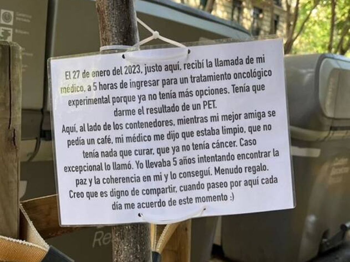 Foto: Un hombre deja una nota anónima en un árbol con una reflexión que da la vuelta al mundo (Twitter/@ceciarmy)