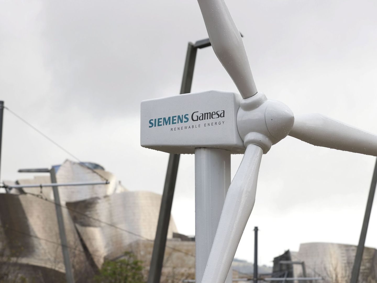 Un aerogenerador de Siemens Gamesa, en Bilbao. (EFE)