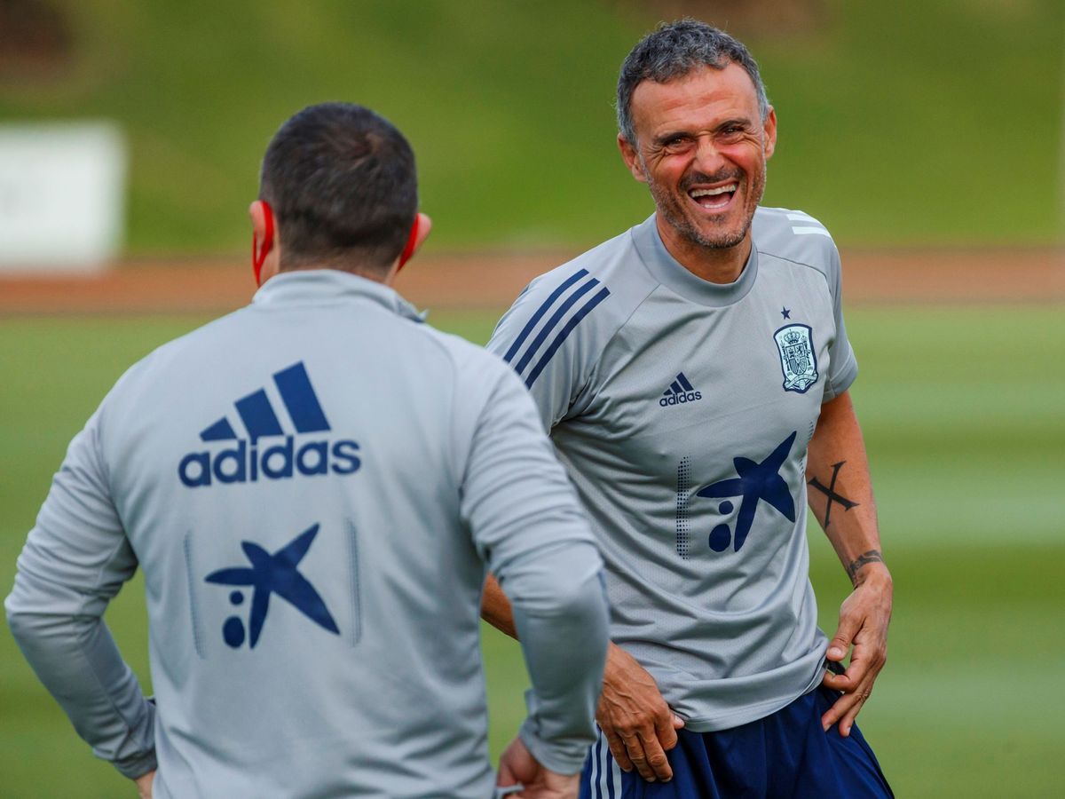 Foto: Luis Enrique, muy sonriente, durante un entrenamiento de la Selección española. (Efe)