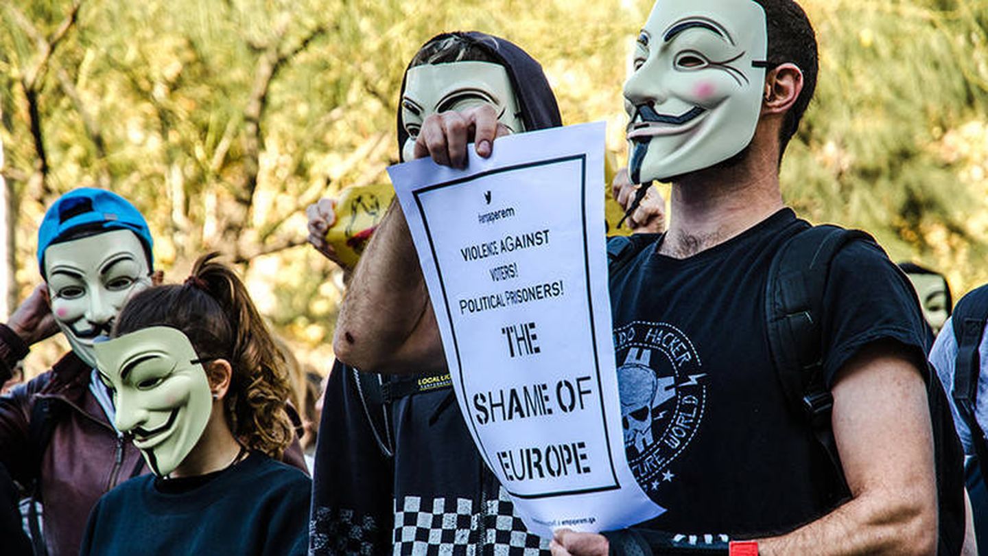 Marcha de miembros del colectivo Anonymous el pasado noviembre en Barcelona