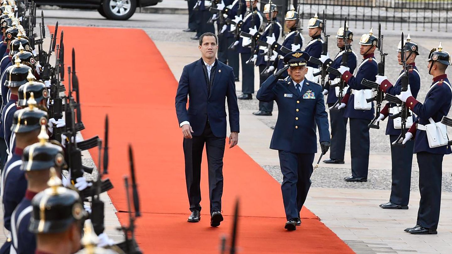 Juan Guaidó es recibido con honores militares este domingo, en la Casa de Nariño, en Bogotá (Colombia). (EFE)