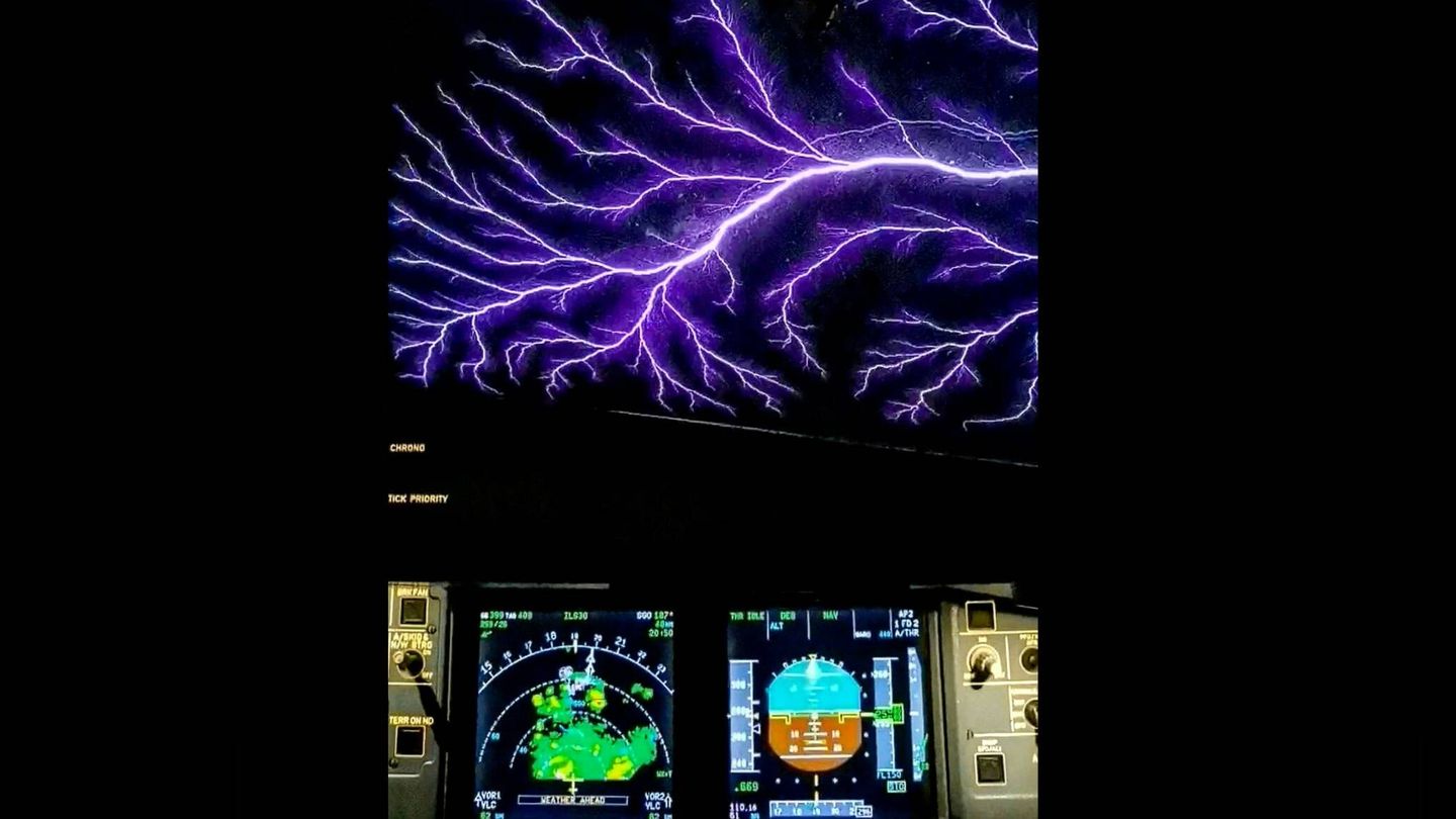 El fuego de San Telmo es un fenómeno meteorológico muy vistoso que se da en ocasiones cuando un avión cruza nubes de tormenta con carga eléctrica. (Mario Ortega)