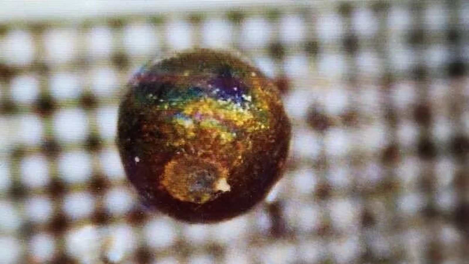 Una de las 700 esférulas encontradas en el Pacífico. Su ubicación indica que probablemente proceda de la bola de fuego del primer meteoro interestelar reconocido, IM1.