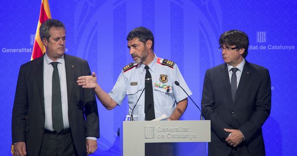 Foto: El presidente catalán, Carles Puigdemont, junto al conseller de Interior, Joaquim Forn, y el mayor de los Mossos d'Esquadra, Josep Lluís Trapero. (Efe) 