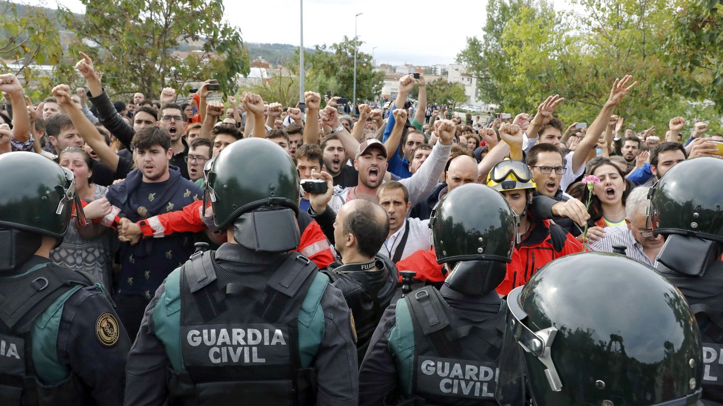 La Guardia Civil contiene a unos manifestantes en Girona el 1-O. (EFE)