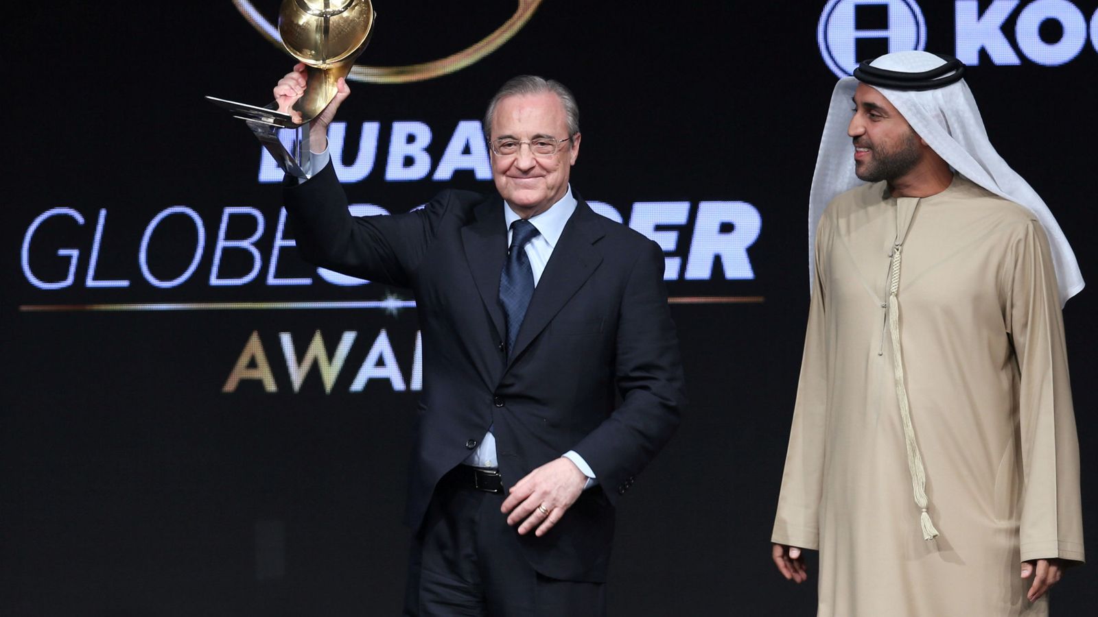 Foto: Florentino Pérez, presidente del Real Madrid, recibe un premio al mejor club del año, en Dubai. (REUTERS)