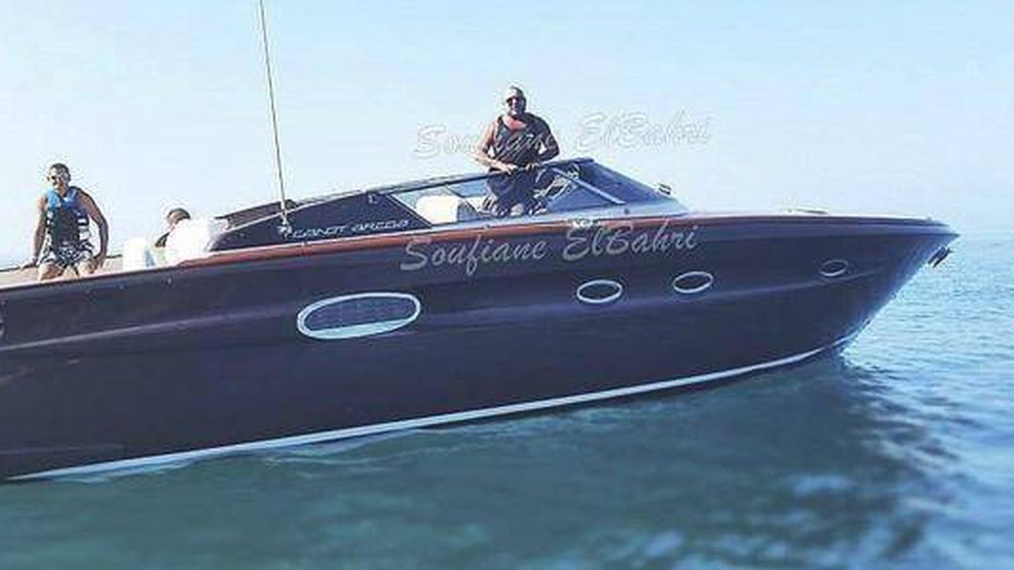 Mohamed VI, en un barco de recreo, en agosto de 2014, cerca de las aguas de Ceuta.