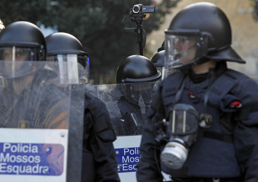 Foto: Una cámara de los Mossos d'Esquadra graba incidentes ocurridos en Barcelona . (EFE)