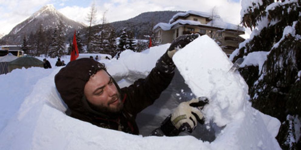 Foto: De la tienda de campaña al iglú: los 'indignados' se reinventan en el frío de Davos