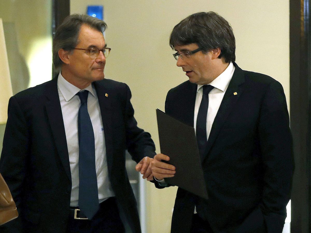 Foto: Los expresidentes de la Generalitat Carles Puigdemont (d) y Artur Mas. (EFE)