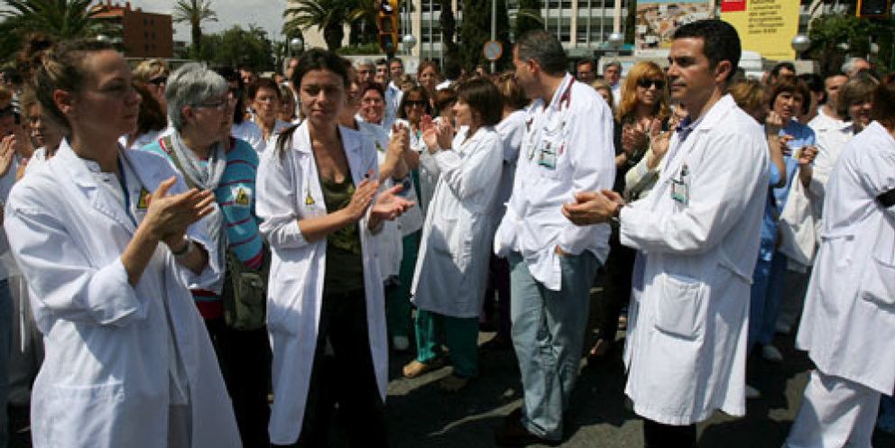 Foto: Los hospitales catalanes ofrecen a sus trabajadores bajarse el sueldo o ir a la calle