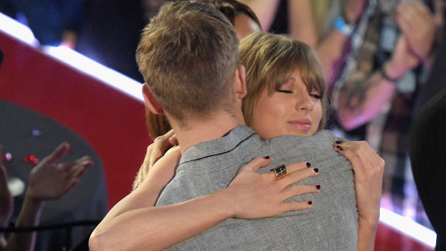 Taylor Swift abraza a su ex Calvin Harris. (Getty/Jason Kempin)