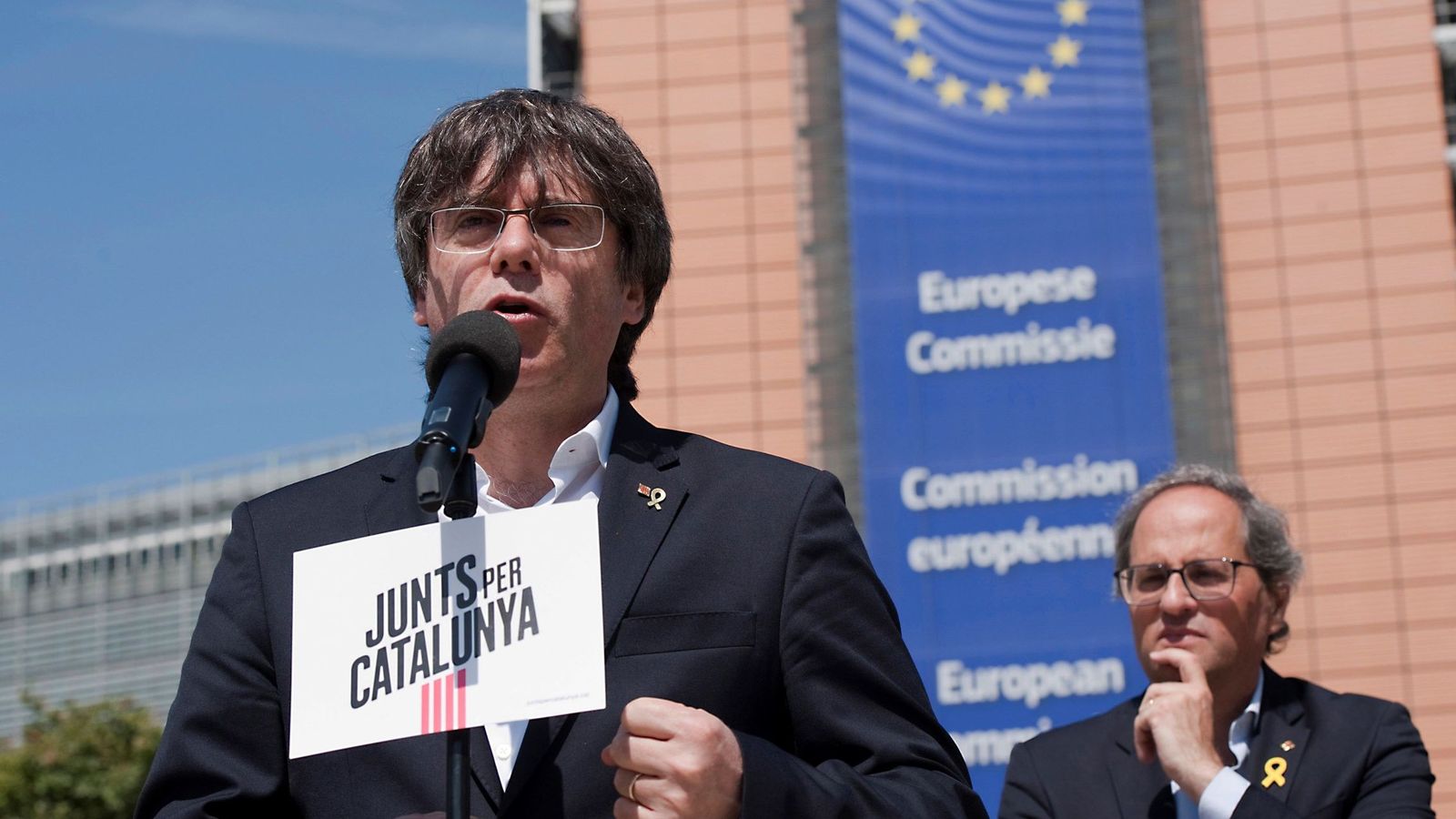 Foto: Carles Puigdemont, junto a Quim Torra, en un acto en Bruselas. (EFE)