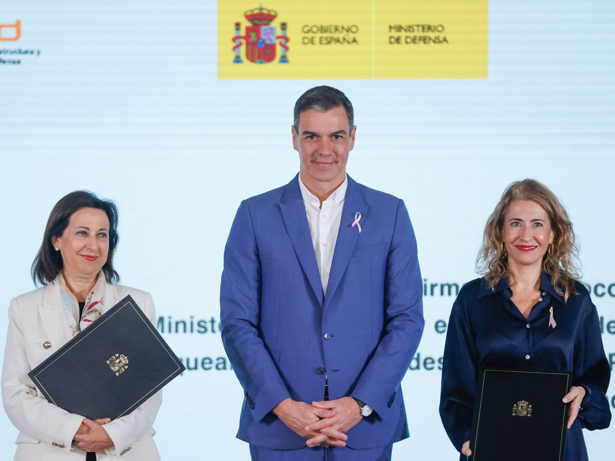 Foto: Pedro Sánchez, junto a las ministras Margarita Robles y Raquel Sánchez, durante la firma del convenio. (EFE/Mariscal)