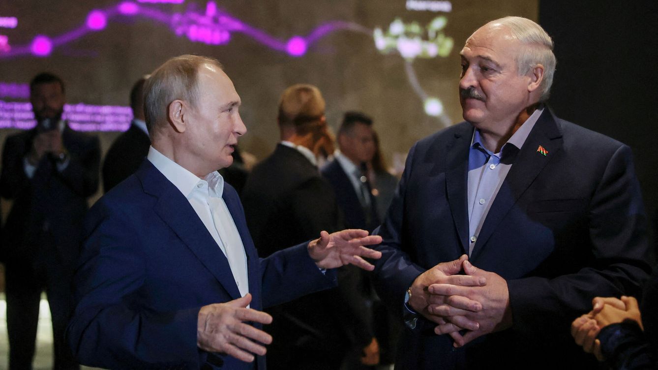 Foto: Vladimir Putin y Alexander Lukashenko, en San Petersburgo el pasado mes de julio. (Reuters)