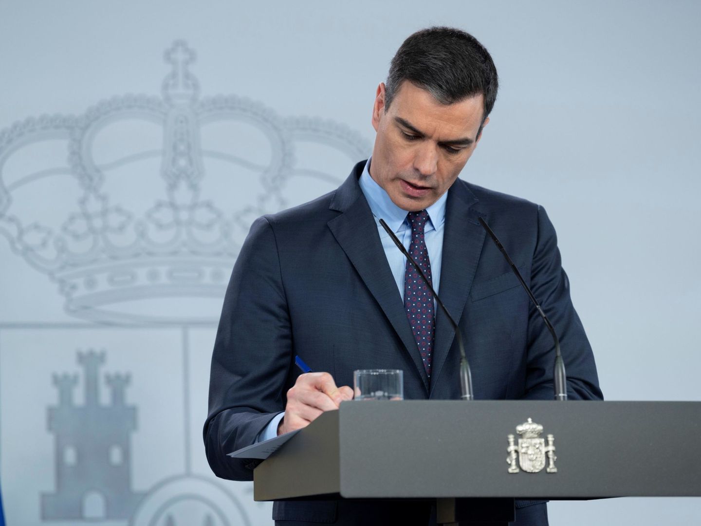 El presidente del Gobierno, Pedro Sánchez, durante su comparecencia en rueda de prensa telemática este sábado en el Palacio de la Moncloa. (EFE)