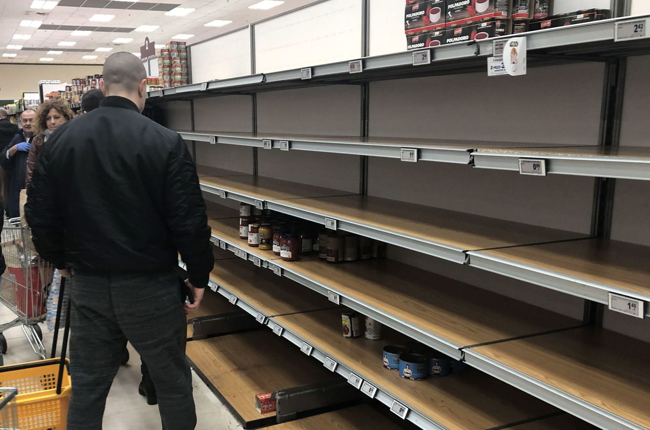 Estantes vacíos en el supermercado Esselunga, Milán. (Reuters)