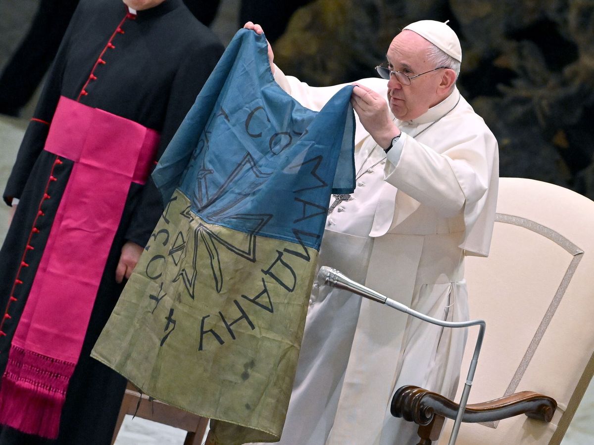 Foto: El papa Francisco muestra una bandera de Ucrania que fue enviada desde la localidad de Bucha. (EFE/Ettore Ferrari) 