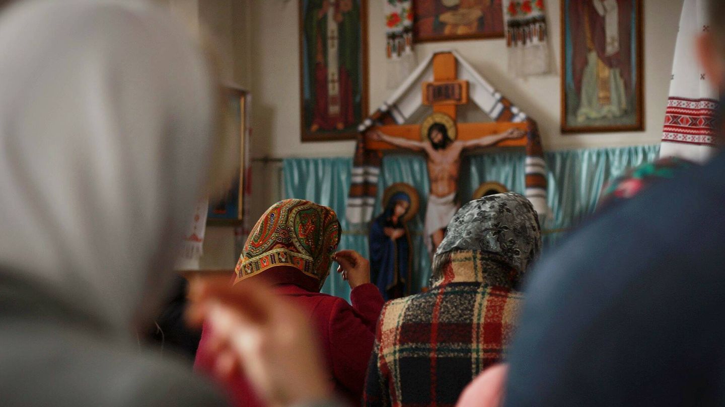 Dos mujeres asisten a la misa del domingo por la mañana en la iglesia ortodoxa ucraniana de Alcorcón donde muchos se han acercado a donar. (A.F.)