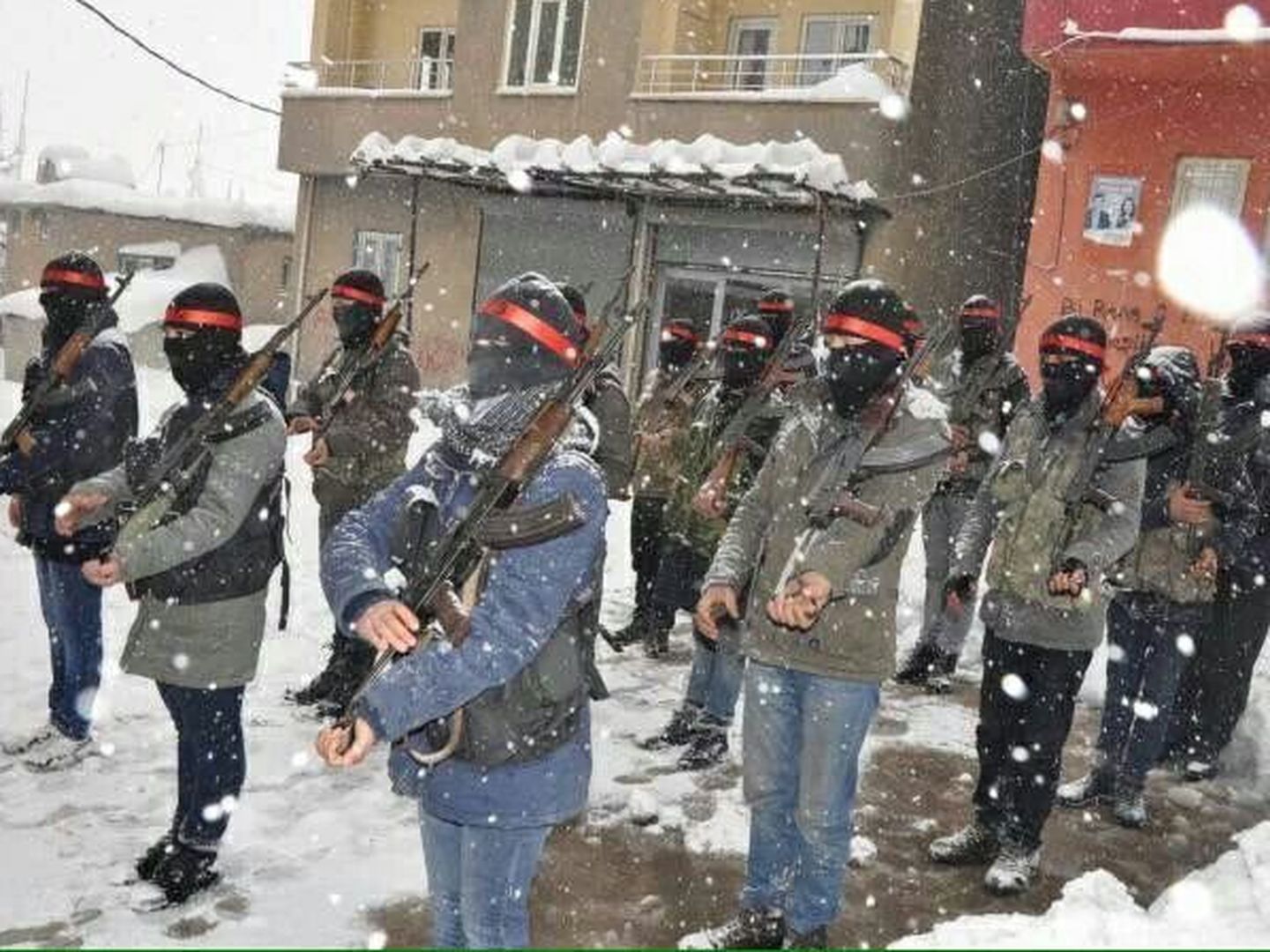 Miembros de la YDG-H en Diyarbakir, este invierno