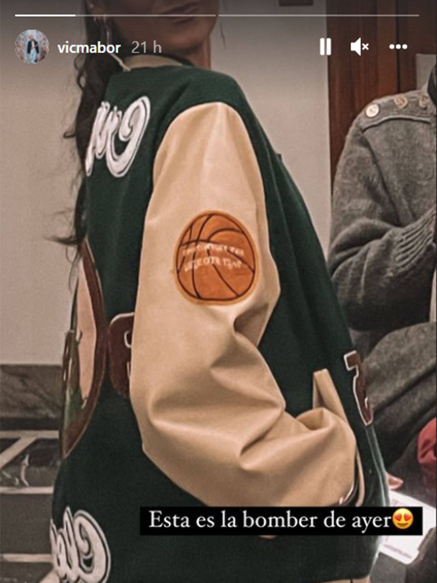 La chaqueta beisbolera de Zara que luce Victoria Federica. (Instagram @vicmabor)