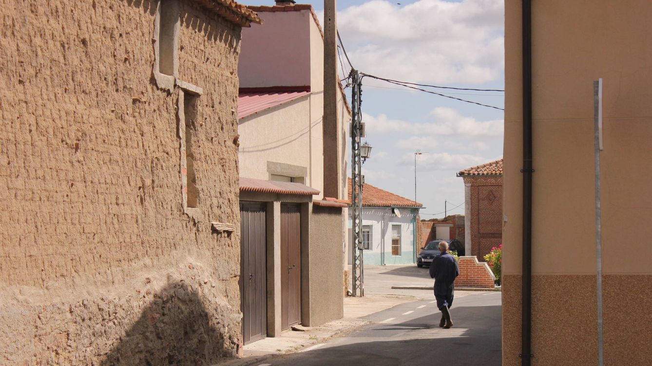 Foto: Uno de los vecinos de Muñogrande pasea por su pueblo. (G. C.)
