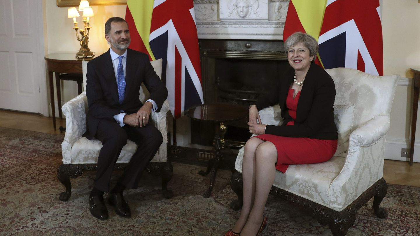 El rey Felipe, junto a la primera ministra británica, Theresa May, en el 10 de Downing Street. (EFE)