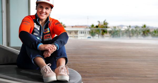 Foto: La piloto Laia Sanz, sonriente, está motivada para su participación en el Dakar 2019. (Efe)